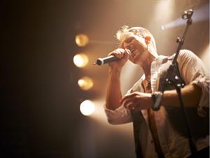 Shutterstock_2134656163_singer_dziedātājs.jpg