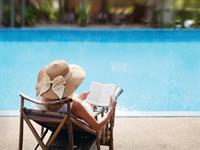 Shutterstock_165689207_woman reading book near pool_sieviete pie baseina lasa grāmatu.jpg