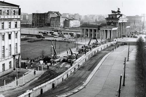 Berlin-Wall-1961.jpg