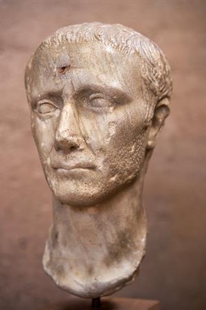 Portrait_head_of_Julius_Caesar_(1st_cent._A.D.)_at_the_Archaeological_Museum_of_Corinth_on_10_January_2020.jpg