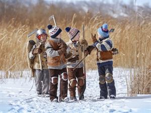 Shutterstock_1186564486_going to play hockey_taisās spēlēt hokeju.jpg