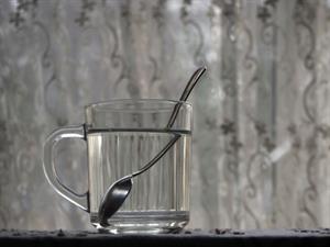 Shutterstock_2247497955_spoon in glass of water_karote ūdens glāzē.jpg