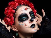 shutterstock_2686592467_halloween skull makeup_helovīna grims.jpg