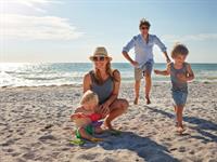 Shutterstock_2472674489_family on beach_ģimene pludmalē.jpg