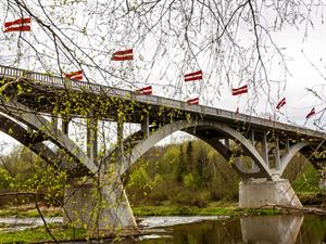 Shutterstock_1723072993_bridge over Gauja_tilts pāri Gaujai.jpg
