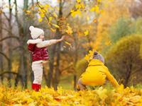 Shutterstock_225096670_friends collecting leaves_draugi lasa koku lapas.jpg
