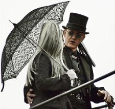33 640px-Whitby_goth_couple.jpg