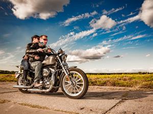 Shutterstock_1722722419_couple on motorcycle_pāris uz motocikla.jpg