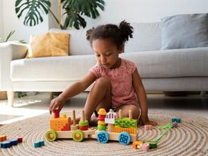 Shutterstock_2178761911_girl with toys_meitene ar spēļmantām.jpg