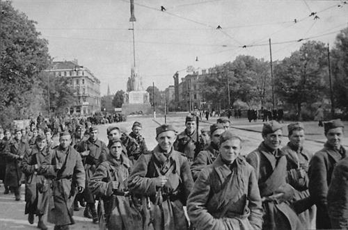 Red_Army_soldiers_in_Riga._October_1944.jpg