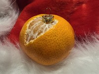 shutterstock_2711535507_Christmas decoration tangerine_Ziemassvētku dekors mandarīns.jpg