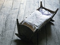 shutterstock_486105232_wooden vintage crib_koka šūpulītis.jpg