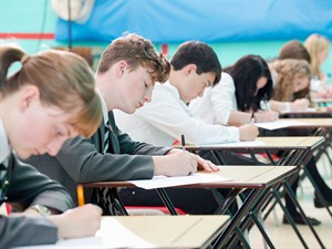 shutterstock_1873350910_students taking exam_studenti kārto eksāmenu.jpg