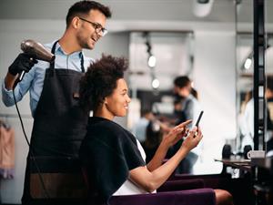 Shutterstock_2061371702_hairdresser_frizieris.jpg