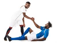 Shutterstock_1183089283_football players help each other_futbolisti palīdz veins otram.jpg