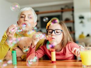 Shutterstock_1714690564_blowing soap bubbles_pūš ziepju burbuļus.jpg