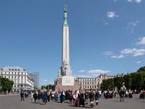 Henk Vrieselaar Shutterstock_freedom monument with people_brīvības  piemineklis ar cilvēkiem.jpg