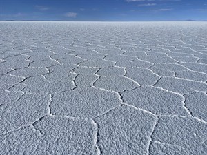 Shutterstock_2551644803_Salt Desert_Sāls tuksnesis.jpg