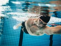 Shutterstock_516633376_man swimming_vīrietis peld.jpg