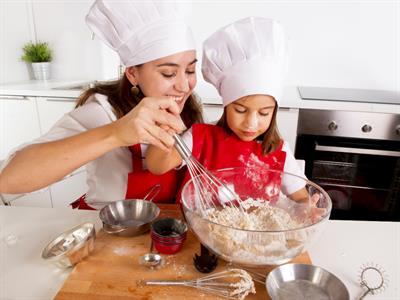 Shutterstock_320089820_mom and daughter cooking_mamma un meita gatavo.jpg