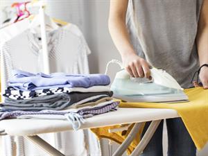 Shutterstock_577985062_ironing_gludināt drēbes.jpg