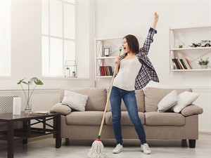 shutterstock_1038773611_woman singing while cleaning_sieviete dzied kamēr mazgā grīdu.jpg
