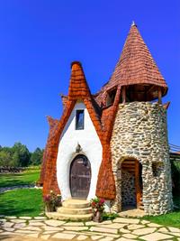 Shutterstock_2512817807_fairytale castle_pasaku pils.jpg