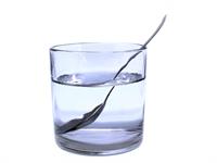 Shutterstock_2027206625_spoon in glass of water_karote ūdens glāzē.jpg