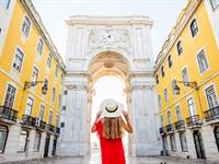 Shutterstock_752905021_tourist in Portugal_tūrists Portugālē.jpg