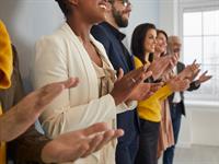 Shutterstock_2219439029_clapping_aplausi.jpg