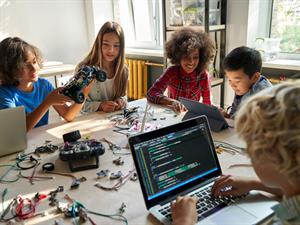 Shutterstock_2036186204_engineering class_inžinierzinību stunda.jpg