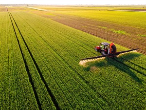 shutterstock_2464594961_tractor spraying wheat fields_traktors apstrādā kviešu laukus.jpg