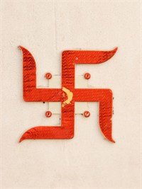 Shutterstock_2403123379_Indian Hindu Swastik Sign_Indiešu hindu zīme.jpg