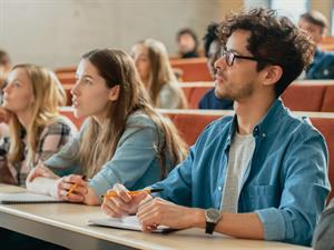 Shutterstock_1077839504_student_students_studente.jpg