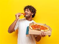 Shutterstock_2418983509_eating pizza_ēd picu.jpg