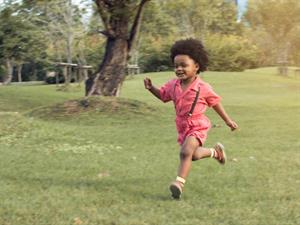 Shutterstock_1607288881_kid running_bērns skrien.jpg