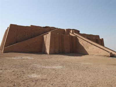 Shutterstock_2142973757_Ziggurat of ur in nasiriyah_Šumeru zikurāts Irākā.jpg