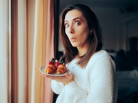 shutterstock_2167608049_woman witth croissants_sieviete ar kruasāniem.jpg