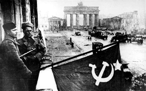 Bundesarchiv_Bild_183-R77767_Berlin_Rotarmisten_Unter_den_Linden.jpg