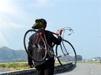 Shutterstock_608261492_man walking with bicycle_vīrietis iet ar velosipēdu.jpg