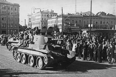 Sarkanās_armijas_tanki_BT-7_pie_Rīgas_autoostas_1940._gada_17._jūnijā.jpg