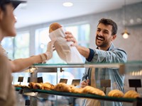 shutterstock_2621026569_buying fresh pastry_pērk svaigu maizi.jpg
