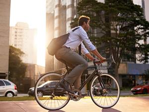 Shutterstock_2298732549_man riding bicycle_vīrietis brauc uz velosipēda.jpg