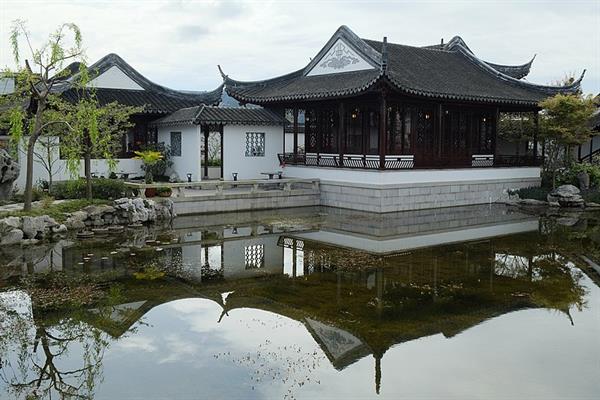 Main_hall_and_tea_house_in_Dunedin_Chinese_Garden.jpg