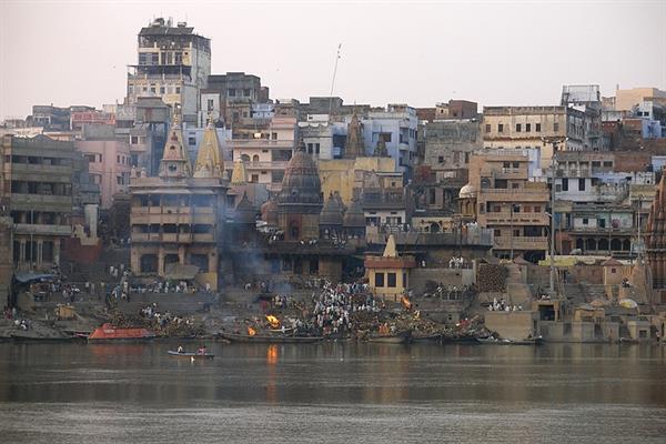 Varanasi,_India,_Ghats,_Cremation_ceremony_in_progress.jpg