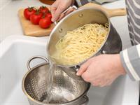 Shutterstock_2430147993_draining pasta_nolej makaronus.jpg