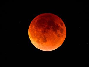 Shutterstock_369590351_lunar eclipse_mēness aptumsums.jpg