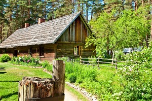 shutterstock_1110874931_Historical log cabin_Vēsturiska  mājiņa.jpg