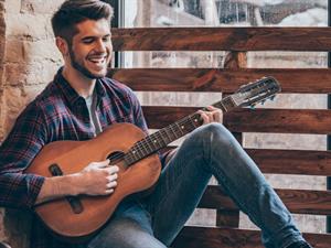 Shutterstock_373621339_guitarist_ģitārists.jpg