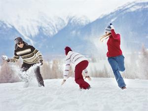 Shutterstock_1046798212_friends playing snowballs_draugi pikojas.jpg